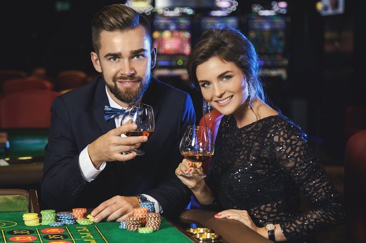 Pengguna menikmati hiburan game casino dengan privasi sepenuhnya di ponsel mereka